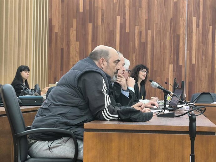 El acusado del crimen de Coia, José Luis M.C., en la segunda sesión del juicio que se celebra contra él en la sección quinta de la Audiencia Provincial de Pontevedra, con sede en Vigo.