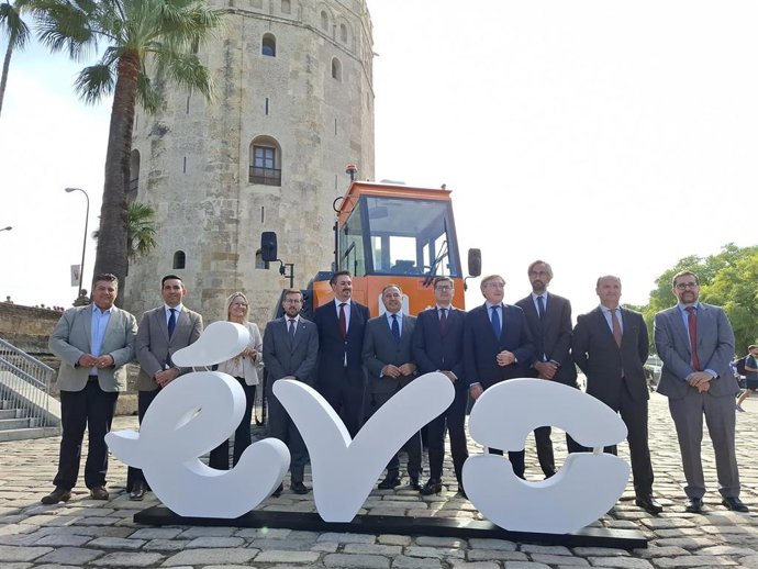 Foto de familia, junto al tractor propulsado por Hidrógeno fabricado por la firma sevillana EVO.