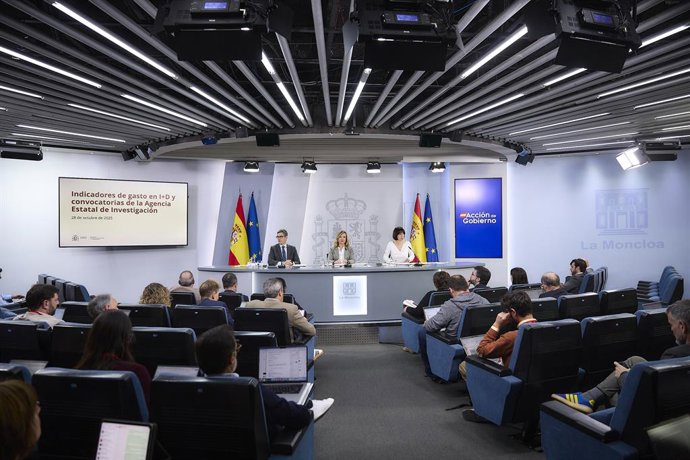 (esq.) O ministro da Presidência, Justiça e Relações com os Tribunais, Félix Bolaños, a ministra da Educação, Treinamento Vocacional e Esporte, Pilar Alegría, e a ministra da Ciência, Inovação e Universidades, Diana Morant, durante entrevista coletiva com