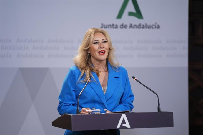 La consejera de Economía, Hacienda, Fondos Europeos y Diálogo Social y portavoz del Gobierno andaluz, Carolina España, en rueda de prensa tras la reunión del Consejo de Gobierno.