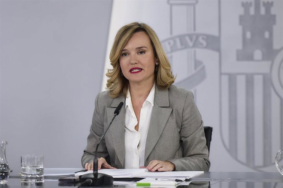 La ministra de Educación, Formación Profesional y Deportes, Pilar Alegría, durante una rueda de prensa posterior a la reunión del Consejo de Ministros, en el Palacio de la Moncloa, a 28 de octubre de 2025, en Madrid (España). 
