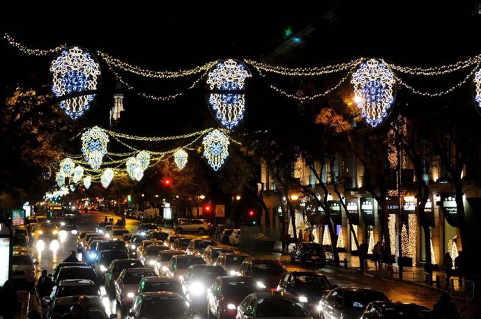 Archivo - Luces de Navidad decoran las calles de la ciudad de Madrid.
