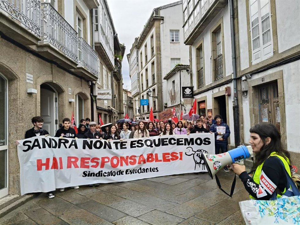 Estudiantes en huelga protestan en Santiago contra el acoso escolar.