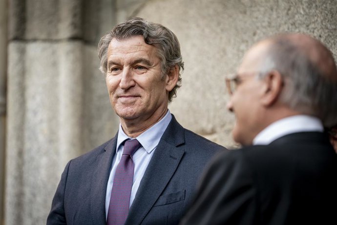 O presidente do Partido Popular, Alberto Núñez Feijóo, em sua chegada à entrada do ex-chefe da Casa de Sua Majestade o Rei, Jaime Alfonsín Alfonso, como membro pleno da Real Academia de Ciências Morais e Políticas, em 27 de outubro de 2025, em