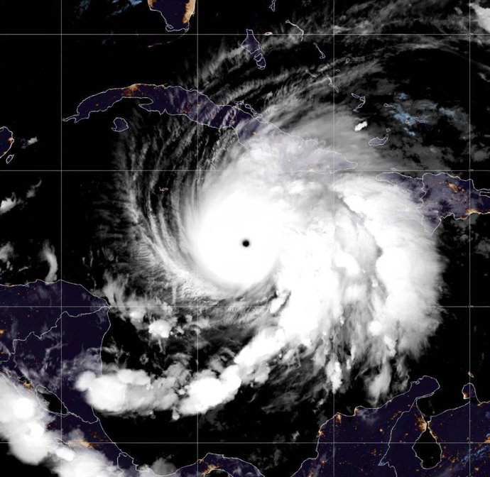 28 de outubro de 2025, Mar do Caribe, Jamaica: A imagem do satélite NOAA NESDIS GOES-19 mostra o furacão Melissa, uma tempestade de categoria 5 que se aproxima da ilha da Jamaica às 10:10 GMT, em 28 de outubro de 2025, no Mar do Caribe. O Melissa está tra