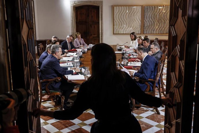 Archivo - Vista general de un pleno del Consell