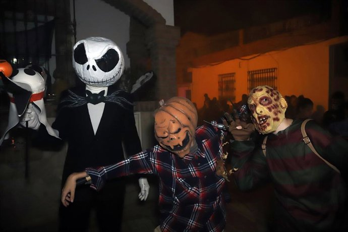 Archivo - Imagen de recurso de personas disfrazadas durante la noche de Halloween en Málaga 
