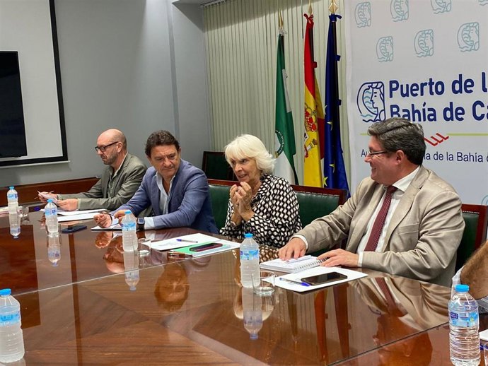 El delegado territorial de Empleo, Empresa y Trabajo Autónomo de la Junta en Cádiz, Daniel Sánchez, y la presidenta de la Autoridad Portuaria de la Bahía de Cádiz, Teófila Martínez, en una reunión.