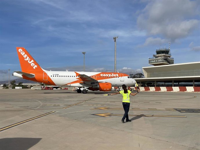 Una operaria guía un avión en el Aeropuerto de Almería.