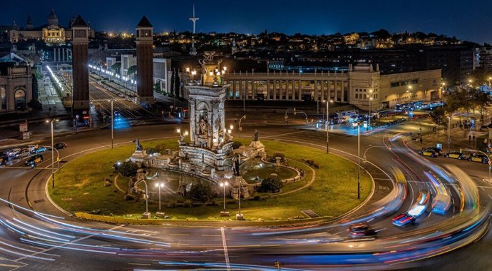 La plaza Espanya de Barcelona de noche