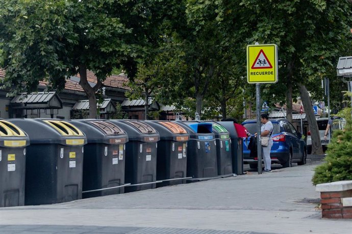 Archivo - Contenedores de basura, a 10 de septiembre de 2025, en Madrid (España). 