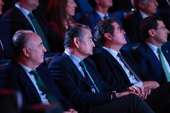 El presidente de la CEOE, Antonio Garamendi, segundo por la derecha, entre el presidente de la Junta, Juanma Moreno, y el consejero de Sanidad, Presidencia y Emergencias, Antonio Sanz.