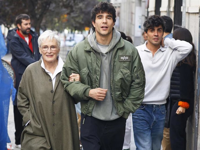Glenn Close, Javier Calvo y Javier Ambrossi paseando por las calles de la capital