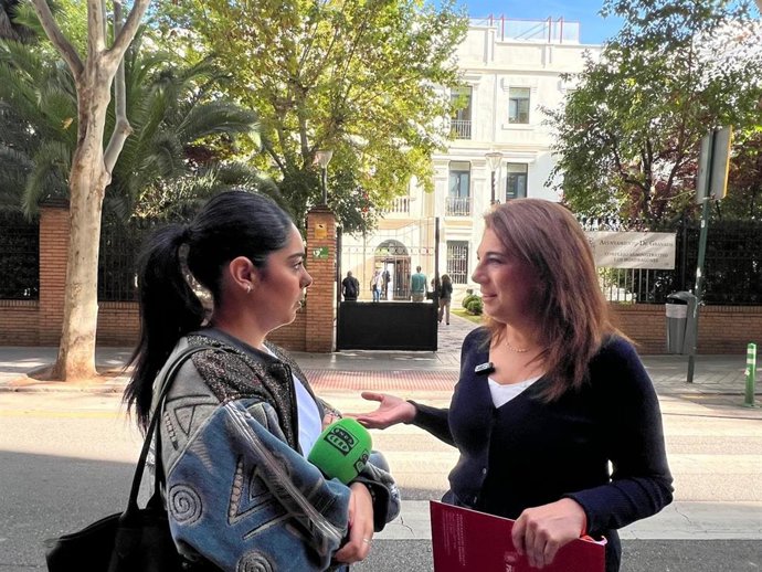 La portavoz del PSOE en el Ayuntamiento de Granada, Raquel Ruz, a la derecha en la imagen