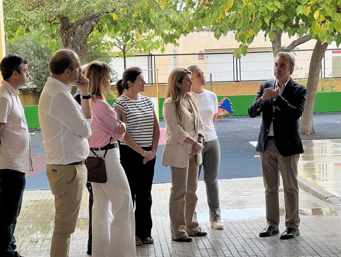 El conseller de Educación y Universidades, Antoni Vera, visita el CEIP Es Vinyet tras la reforma de la cocina del centro.