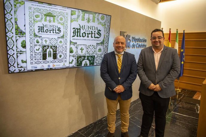 El delegado de Cultura en la Diputación, Gabriel Duque (izda.), en la presentación de Mundamortis.