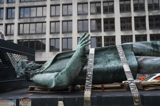 Archivo - Estatua del general confederado Albert Pike tras ser derribada en Washington.