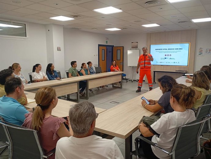 El 061 comienza la formación de farmacéuticos en reanimación cardiopulmonar y uso del DESA.