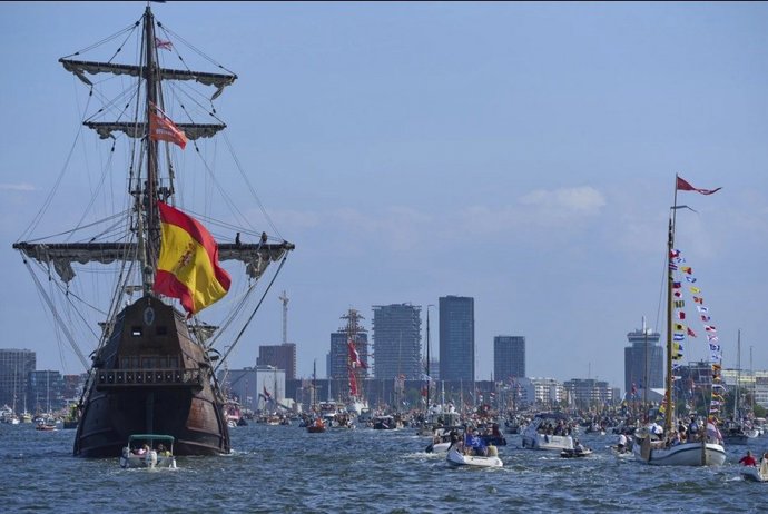 El Galeón Andalucía navega durante una de sus escalas en puertos europeos.