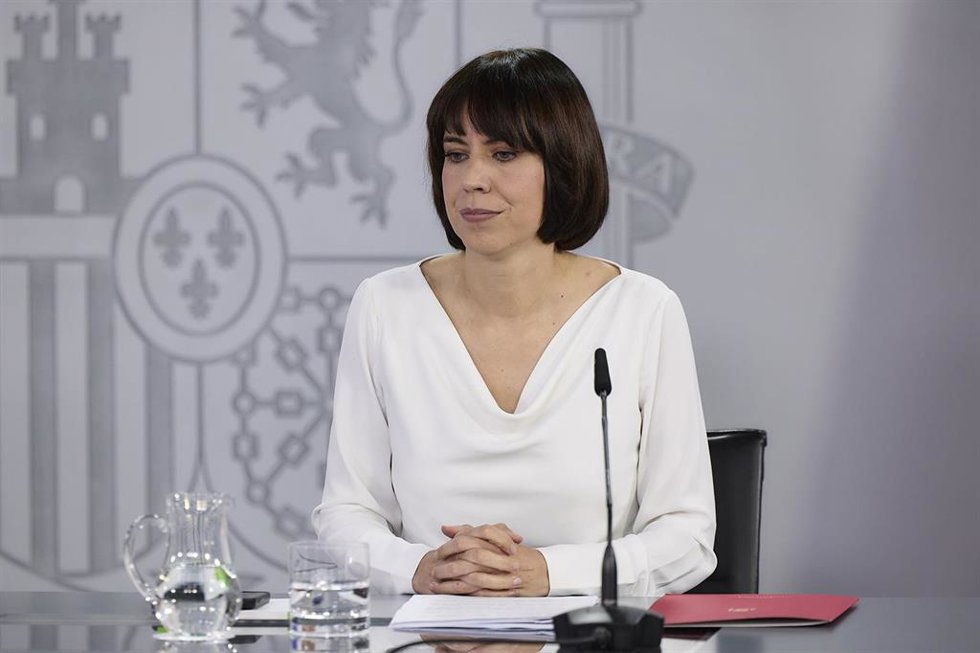 (i-d) La ministra de Ciencia, Innovación y Universidades, Diana Morant, durante una rueda de prensa posterior a la reunión del Consejo de Ministros, en el Palacio de la Moncloa, a 28 de octubre de 2025, en Madrid (España). El Consejo de Ministros aprueb