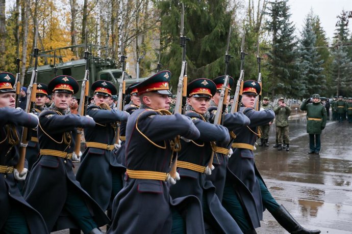 RÚSSIA, REGIÃO DE MOSCOU - 18 DE OUTUBRO DE 2025: Militares participam da inauguração de um monumento aos sinaleiros que marca o Dia das Tropas de Sinalização da Rússia, comemorado anualmente em 20 de outubro