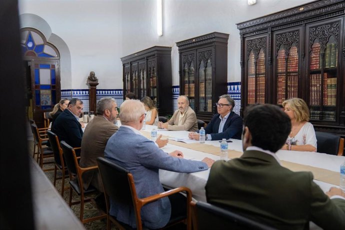 El portavoz de Vox en el Parlamento andaluz, Manuel Gavira, se ha reunido este martes con el Círculo Empresarial para el Desarrollo de Écija (CEDE)