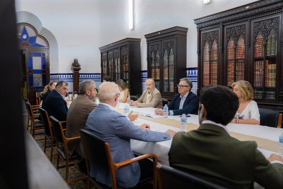 El portavoz de Vox en el Parlamento andaluz, Manuel Gavira, se ha reunido este martes con el Círculo Empresarial para el Desarrollo de Écija (CEDE)