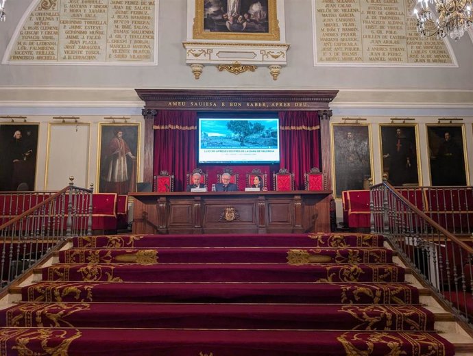 Los alcaldes de Utiel, Ricardo Gabaldón, y Catarroja, Lorena Silvent, en una mesa redonda en La Nau de la UV sobre lecciones de la dana