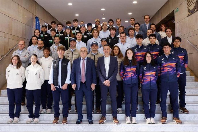 El Equipo Nacional de la RFEDI para la temporada 2025-26 junto al presidente del Comité Olímpico Español (COE), Alejandro Blanco.