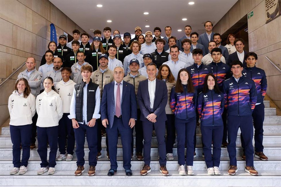 El Equipo Nacional de la RFEDI para la temporada 2025-26 junto al presidente del Comité Olímpico Español (COE), Alejandro Blanco.