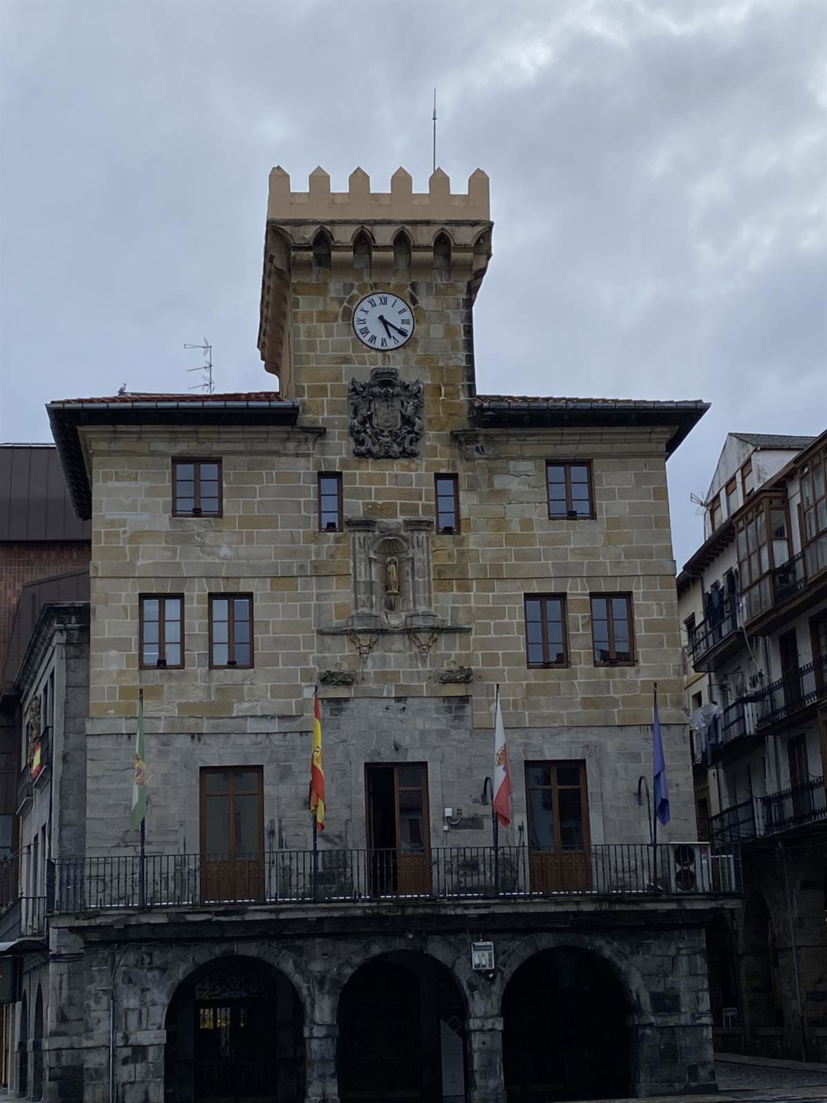 Pensionistas irrumpen en el Pleno de Castro Urdiales y obligan a suspenderlo