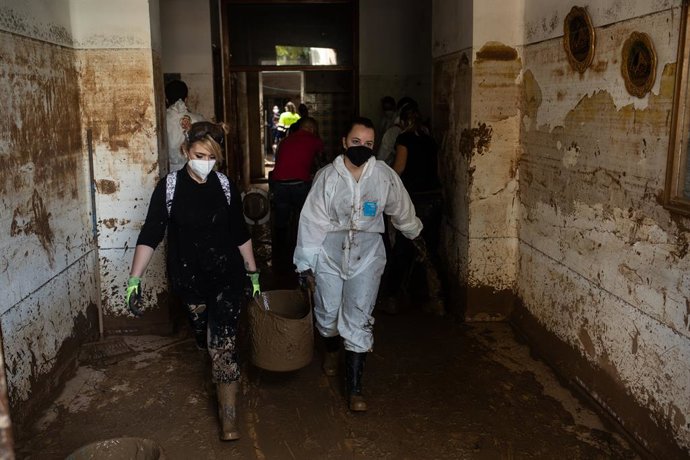 Archivo - Arquivo - Voluntários limpam a casa de um homem que está no hospital, em 7 de novembro de 2024, em Massanassa, Valência, Valência (Espanha). No dia em que a queda de frio atingiu Valência, o proprietário da casa subiu ao sótão da casa para limpá