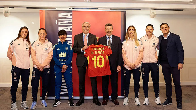 El embajador de España en Suecia, Luis Manuel Cuesta Civís, visita a la selección española femenina en su hotel de concentración en Gotemburgo.