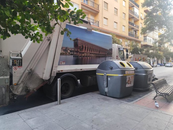 Un camión de recogida de residuos junto a unos contenedores en Almería.