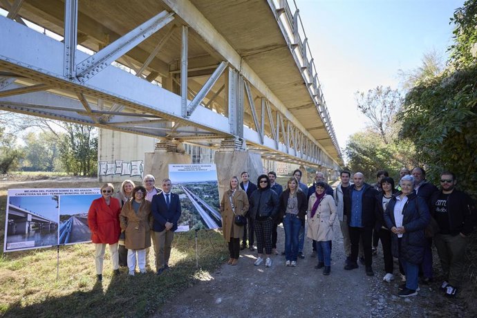 El consejero Óscar Chivite presenta las futuras actuaciones en el puente de Marcilla.