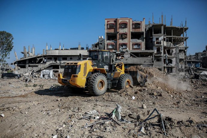27 de outubro de 2025, Cidade de Gaza, Faixa de Gaza, Território Palestino: Funcionários do Comitê Internacional da Cruz Vermelha (CICV), apoiados por máquinas e trabalhadores egípcios, procuram os corpos dos reféns no bairro de Al-Tuffah, no leste da Cid