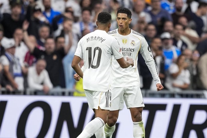 Kylian Mbappe comemora um gol com Jude Bellingham do Real Madrid CF durante a partida de futebol da Liga Espanhola, LaLiga EA Sports, disputada entre o Real Madrid C.F. e o FC Barcelona no estádio Santiago Bernabeu em 26 de outubro de 2025, em Madri, Espa