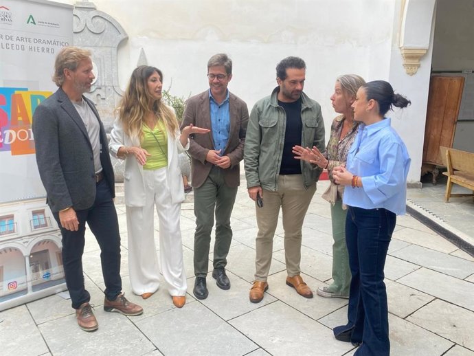 Diego Copé (3º izda.), con Isabel Albás y Cintia Bustos, junto a responsables de la ESAD Miguel Salcedo Hierro de Córdoba.
