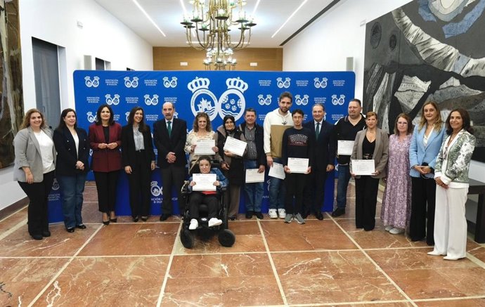 Entrega de los diplomas acreditativos a los alumnos y alumnas de la provincia de Huelva que han participado en el curso 'Alfabetización digital-competencias digitales básicas'.