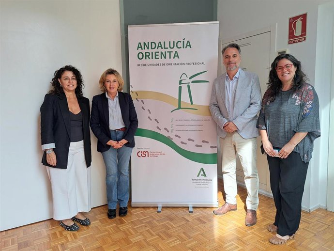La delegada territorial de Empleo, Empresa y Trabajo Autónomo en Málaga, Carmen Sánchez Sierra, durante una visita al Centro Integral de Personas Sordas de Málaga