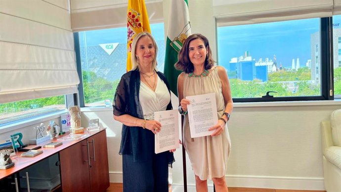 Imagen del acuerdo que suscribieron el 17 de octubre la fiscal superior de Andalucía, Ana Tárrago, y la consejera de Empleo, Rocío Blanco, que este martes ha abordado el Consejo de Gobierno.