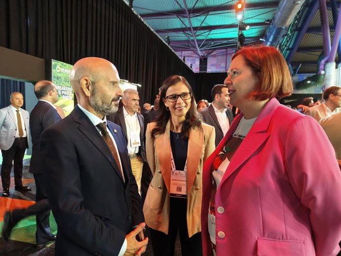 La secretaria de Estado de Agricultura y Alimentación, Begoña García Bernal, saluda al subdelegado del Gobierno en Málaga, Javier Salas, con motivo de la asistencia de ambos a la inauguración del foro ExpoAgritech