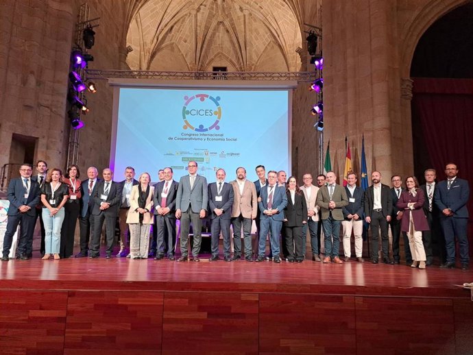 Foto de familia del I Congreso de Cooperativismo y Economía Social que se celebra en Cáceres