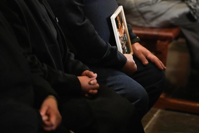 Archivo - Arxiu - Un home subjecta una imatge durant la missa funeral pels morts en les inundacions provocades per la dana en la Catedral de València, a 9 de desembre del 2024