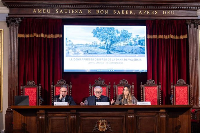 Archivo - El vicepresidente segundo de la Generalitat, Francisco José Gan Pampols, y la comisionada del Gobierno para la Reconstrucción, Zulima Pérez, en el seminario 'Lecciones aprendidas tras la dana de València: luces, sombras y recomendaciones' de la 