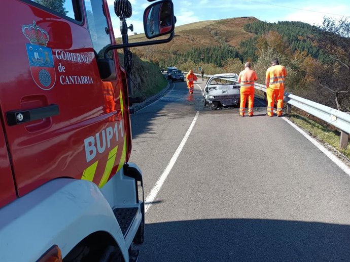 Calcinado un vehículo tras incendiarse en una carretera en Soba