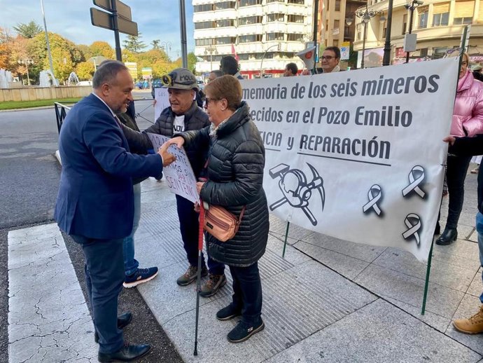 Familiares de los mineros fallecidos en Santa Lucía (León) en 2013 en el acto protagonizado este viernes en León capital al cumplirse 12 años del suceso, junto al presidente de la Diputación de León, Gerardo Álvarez Courel