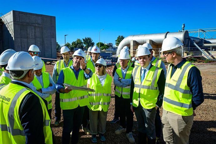 El regidor de Medio Natural, Entornos Saludables, Mercados e Innovación, Llorenç Bauzá, y la presidenta de Acuaes, María Rosa Cobo, en su visita a las obras de la nueva depuradora Palma II.