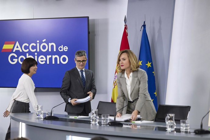 (i-d) La ministra de Ciencia, Innovación y Universidades, Diana Morant, el ministro de Presidencia, Justicia y Relaciones con las Cortes, Félix Bolaños, y la ministra de Educación, FP y Deportes, Pilar Alegría, a 28 de octubre de 2025, en Madrid (España).