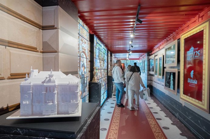 El entorno del Palacio Foral en Bilbao acoge desde este martes la experiencia inmersiva en la 'Caja de la Historia', que recrea el interior de la sede de la Diputación Foral de Bizkaia.